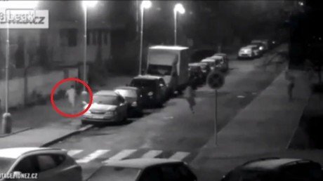 Se cree un hombre-lobo, se desnuda y empieza a atacar a todos