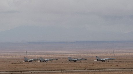 Derriban un avión de la Fuerza Aérea Siria y matan a tiros a su piloto en Hama