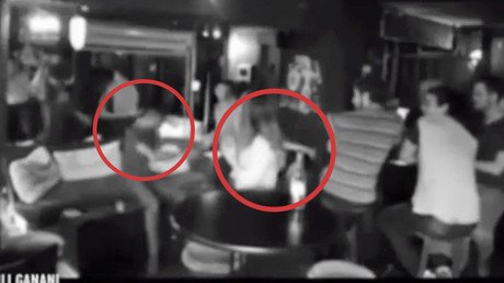 Acosan a una chica en un bar sin saber que era cinturón negro de lucha