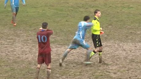 El 'árbitro de acero': Épica reacción después de recibir una salvaje patada a traición