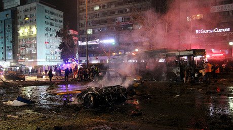 La tragedia del terrorismo detrás de una foto de dos jóvenes amigos