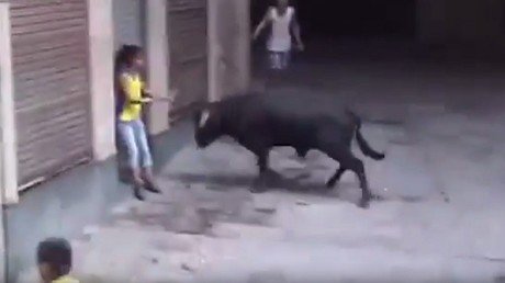Entre la muerte y la pared: una chica queda paralizada antes de ser atacada por un toro