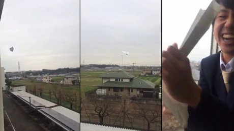 Los 'profes' se van a enojar: diseñan un avión de papel que puede regresar