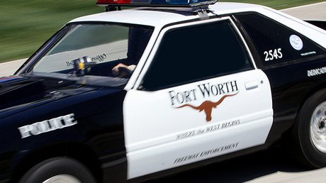 Un policía estadounidense ataca a motociclistas con gas pimienta en una carretera (VIDEO)