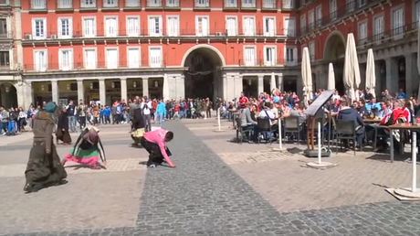 Indignante espectáculo: aficionados del PSV se burlan y humillan a mendigos en Madrid