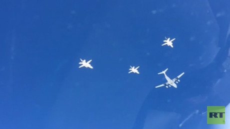 Video: Un IL-76 y un enjambre de cazas Su-24 regresan a Rusia