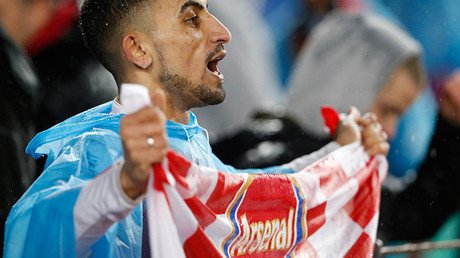 Nuevo vídeo indignante: hinchas del Arsenal se burlan y humillan a un indigente en Barcelona