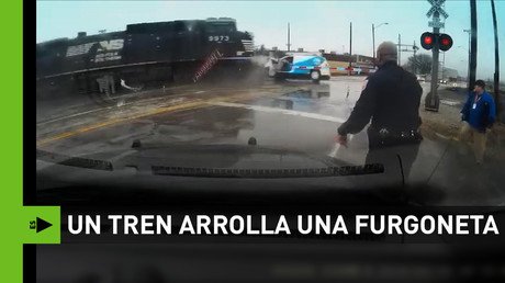 A segundos de la muerte: Un tren choca contra una furgoneta