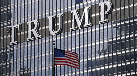 ¿Ha recibido Trump un mensaje de las alturas? Un rayo impacta en una de sus torres (video)