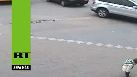 Increíble suerte: un niño se salva de morir atropellado en China