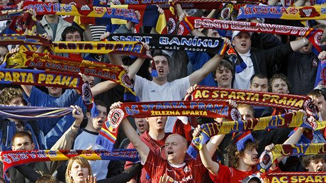 Juego sucio: hinchas indignan a la Red humillando a una mendiga en Roma