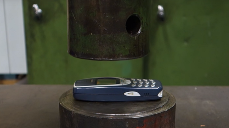 El 'indestructible' Nokia 3310 se enfrenta a una prensa hidráulica ¿sobrevivirá?