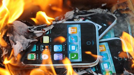 ¡Advertencia! Fuerte video: un hombre se convierte en una antorcha