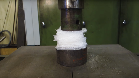 Qué sucede si aplastamos varios plásticos de burbuja con una prensa hidráulica