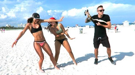 La broma del zorrillo que escandaliza a las chicas en la playa