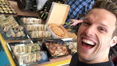 Video: Un presentador de la BBC intenta probar carne humana