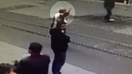 Video: una mujer sobrevive de manera sorprendente al atentado de Estambul