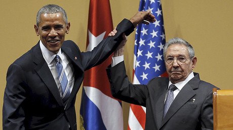 ¿Confusión o gesto de rechazo? Así explican el torpe apretón de manos entre Castro y Obama