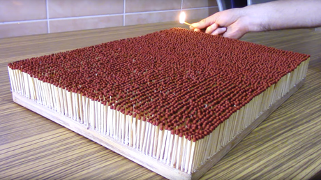 Esto pasa si prendes 6.000 fósforos a la vez