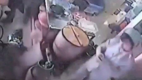 Una camarera causa un gran incendio en la cocina al distraerse con su móvil 