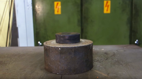 Qué pasa si aplastamos un disco de hockey con una prensa hidráulica