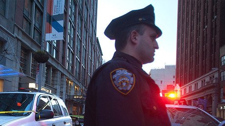 Un policía 'con malas pulgas': Mata de un disparo a un perro que no suponía ninguna amenaza (video)