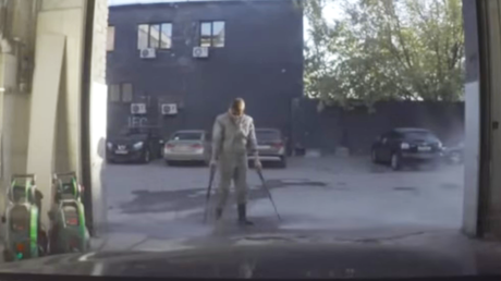 Un hombre se 'convierte' en Iron Man con dos mangueras de agua