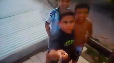 Niños caen de un techo al intentar tomarse selfis