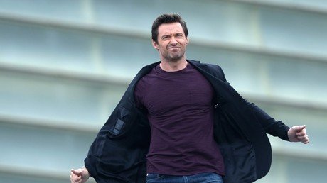 El actor Hugh Jackman salva a varios niños en una playa