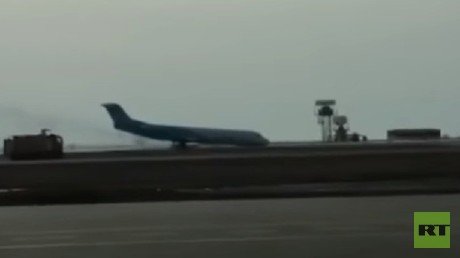 Video: Un avión realiza un aterrizaje forzoso sin tren de aterrizaje frontal