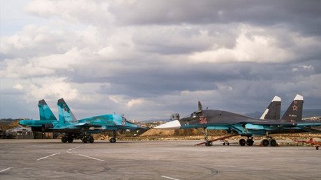 "Dos pájaros de un tiro": campaña de Rusia contra el EI en Siria dispara la demanda de armas rusas