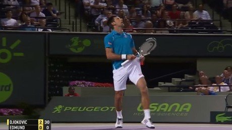 Djokovic pone al público de pie con su truco 'de magia' en la cancha