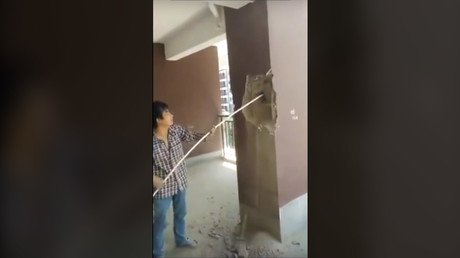 ¿Hecho en China? Así de fácil se puede destruir un edificio chino con un tubo de PVC