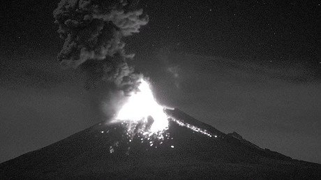 Una espectacular explosión del volcán Popocatépetl durante la noche