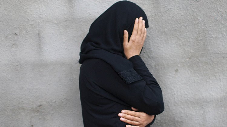 "Sálvanos del EI o bombardéanos con armas químicas": una mujer iraquí suplica ayuda en Facebook