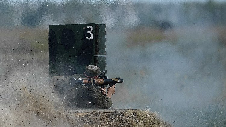 El lanzagranadas ruso Vampir hace trizas un blindado a 300 metros de distancia