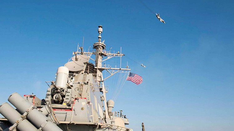 Así 'asustan' cazas rusos a un destructor de EE.UU. (VIDEO)