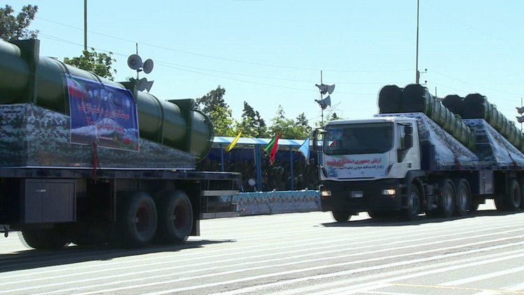 El sistema ruso de defensa antiaérea S-300 luce durante un desfile militar en Irán (Video)