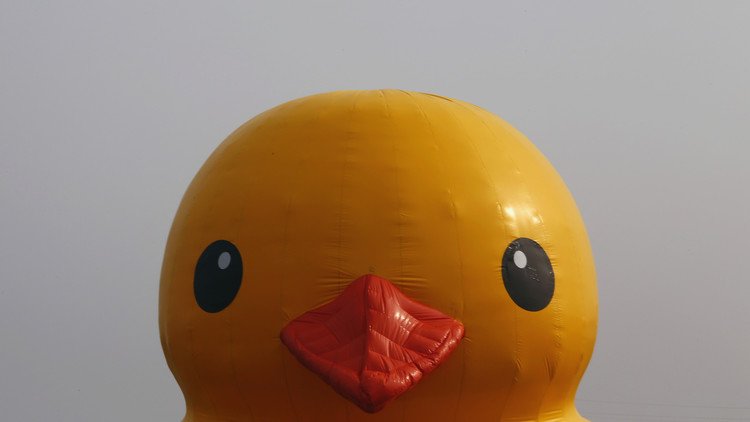 VIDEO: Ruso con un flotador de pato se cuela en campeonato e 'intenta clasificar' a los JJOO