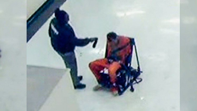 EE.UU.: Sádica guardia dispersa gas pimienta en la cara de un preso inmovilizado