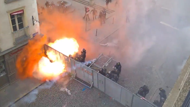 Fuego, gas y cócteles molotov: Francia arde por una reforma laboral