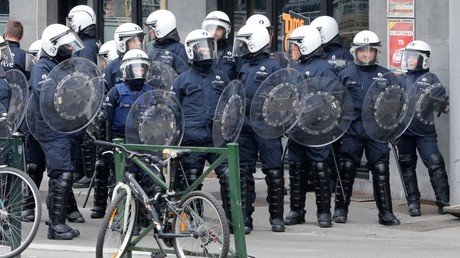 Policía emplea gas pimienta contra manifestantes en Bruselas (Fotos y Videos)