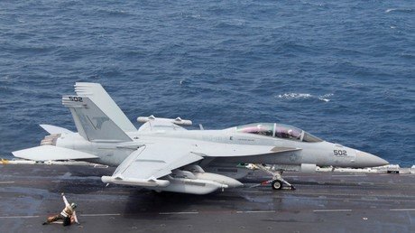 EE.UU.: Un todoterreno destruye la cola de un caza de la Armada huyendo de la Policía