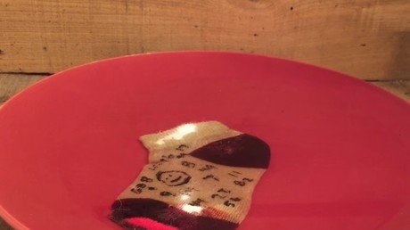 Meten un calcetín en ácido sulfúrico y sucede esto