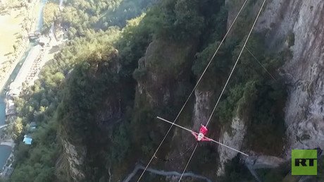 Tres acróbatas desafían las leyes de la gravedad sobre un precipicio en China (VIDEO)