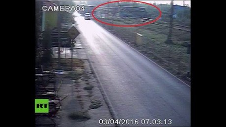 Pura imprudencia: tren colisiona con un bus que cruzaba indebidamente