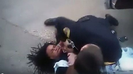 Video: Policía detiene con electrochoque y gas pimienta a un afroamericano por llevar la música alta