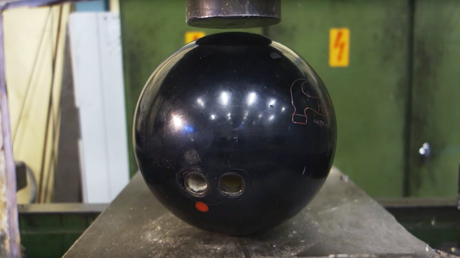 ¿Resistirá una bola de boliche al reto de la prensa hidráulica?