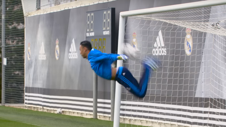 Keylor Navas se animó a hacer el 'escorpión' de Higuita y así le salió