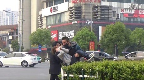 ¿Cómo reacciona la gente ante el ‘secuestro’ de un niño en plena calle?